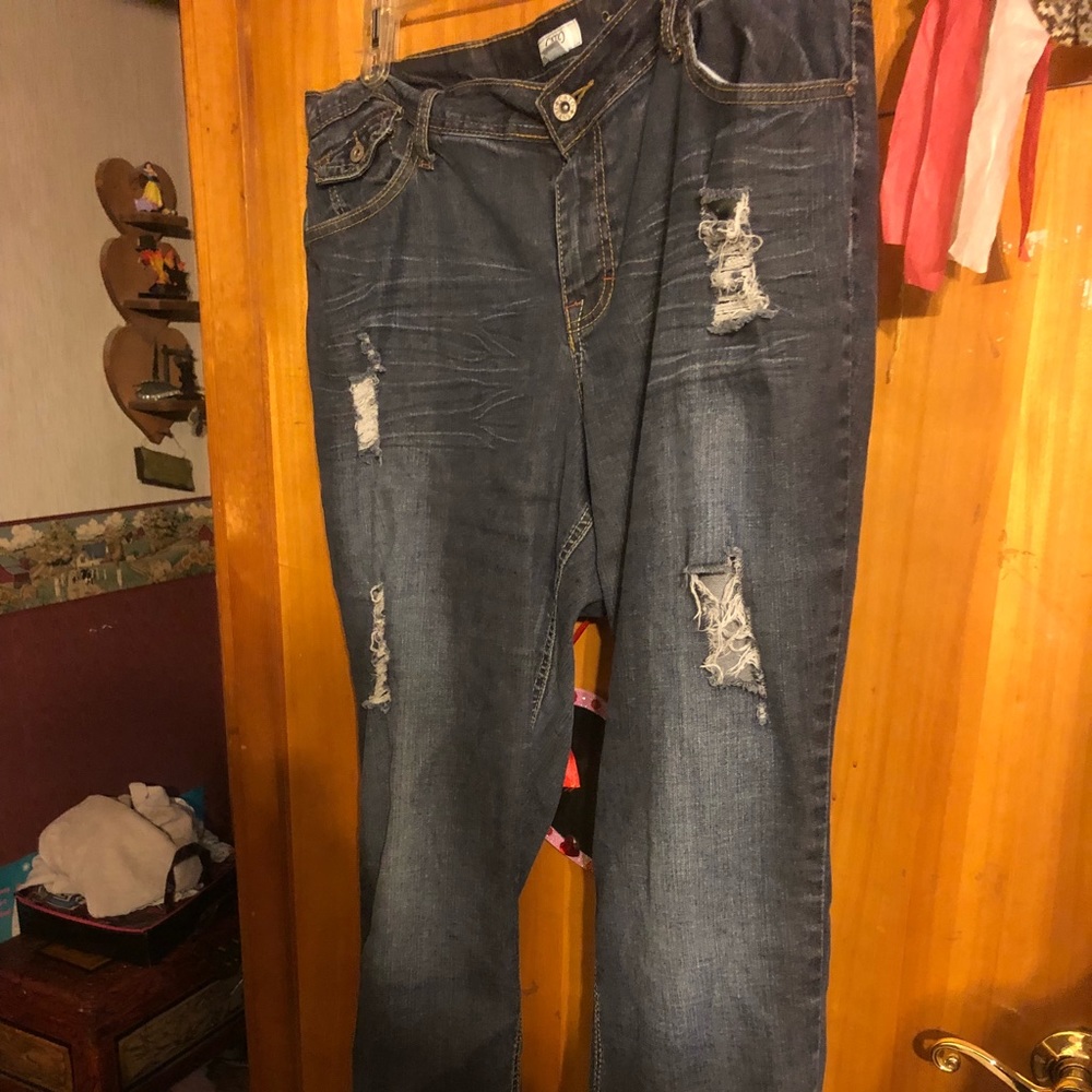 Woman’s boyfriend jeans.